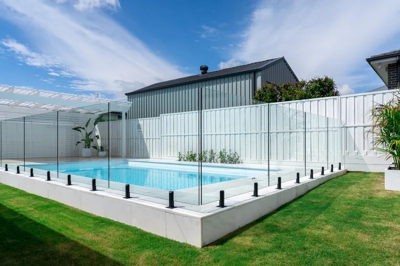 Pool in Polo White with Bodrum Bianco coping